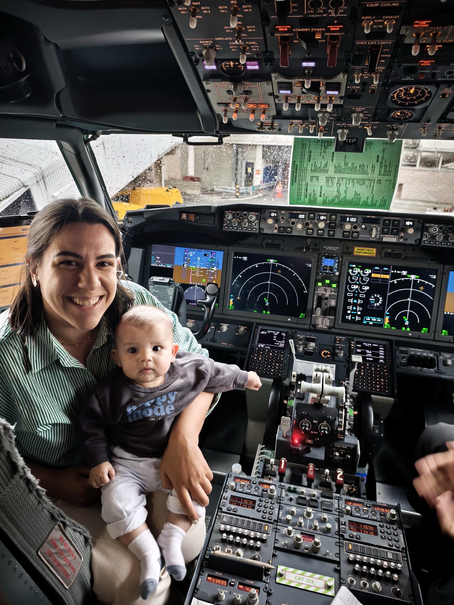 4 meses no ✈️
Bebé Girino estreou-se no mundo das viagens. E que bom que foi. Ah, e até teve direito a visitar o cockpit 🥺
O 🌍 é teu, Tomézinho!
#primeirovoo #firstflight #viajarcombebe #viajaremfamilia