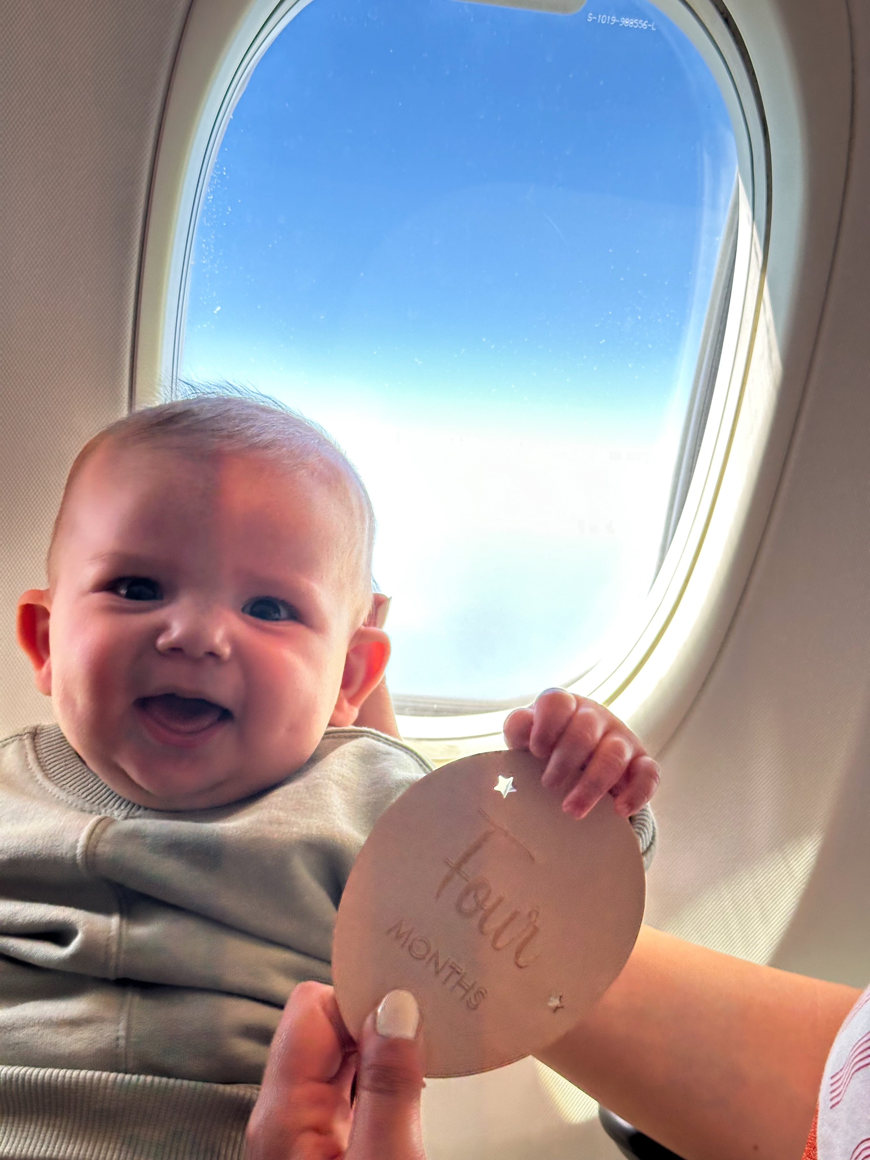 4 meses no ✈️
Bebé Girino estreou-se no mundo das viagens. E que bom que foi. Ah, e até teve direito a visitar o cockpit 🥺
O 🌍 é teu, Tomézinho!
#primeirovoo #firstflight #viajarcombebe #viajaremfamilia