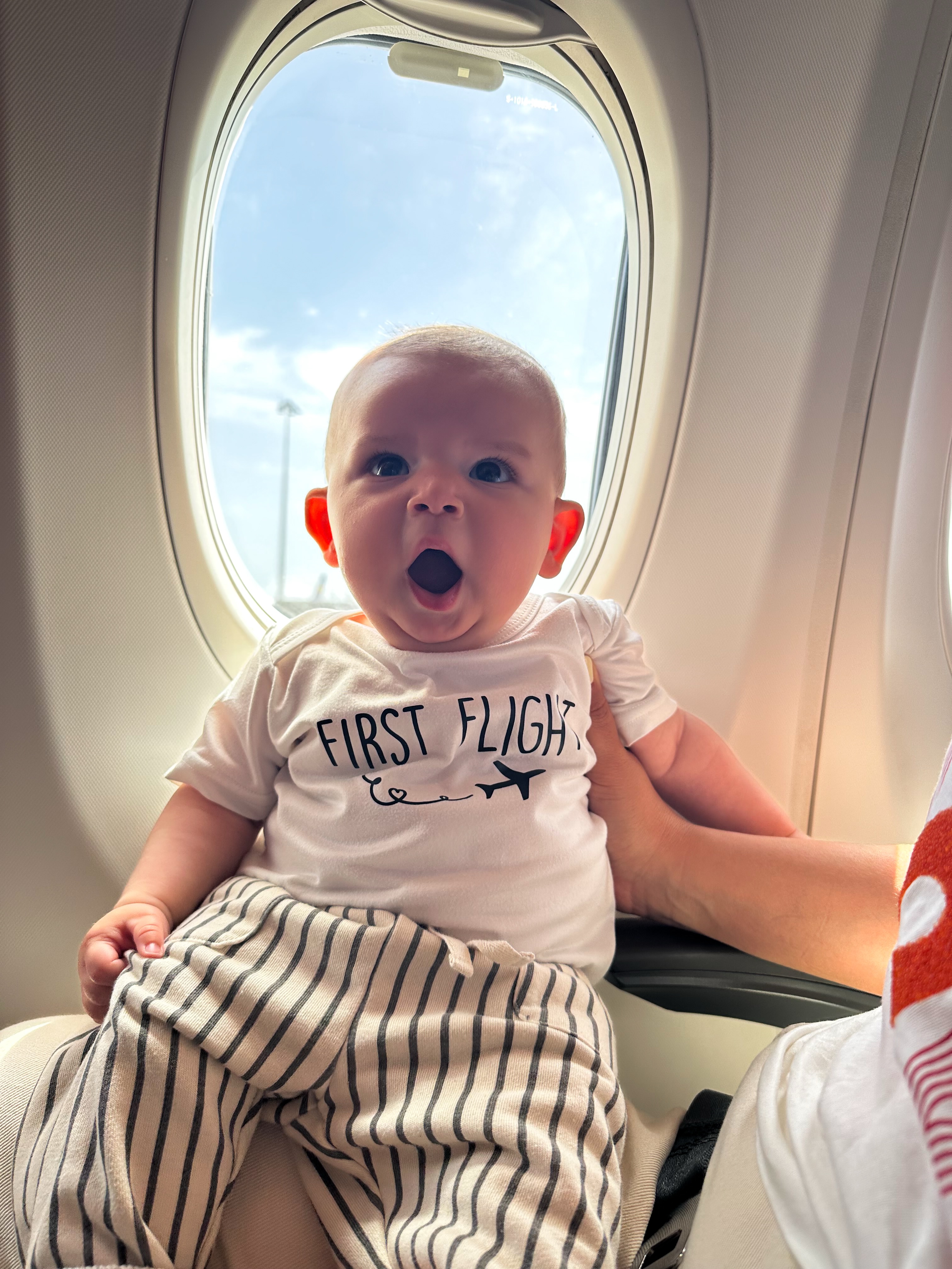 4 meses no ✈️
Bebé Girino estreou-se no mundo das viagens. E que bom que foi. Ah, e até teve direito a visitar o cockpit 🥺
O 🌍 é teu, Tomézinho!
#primeirovoo #firstflight #viajarcombebe #viajaremfamilia