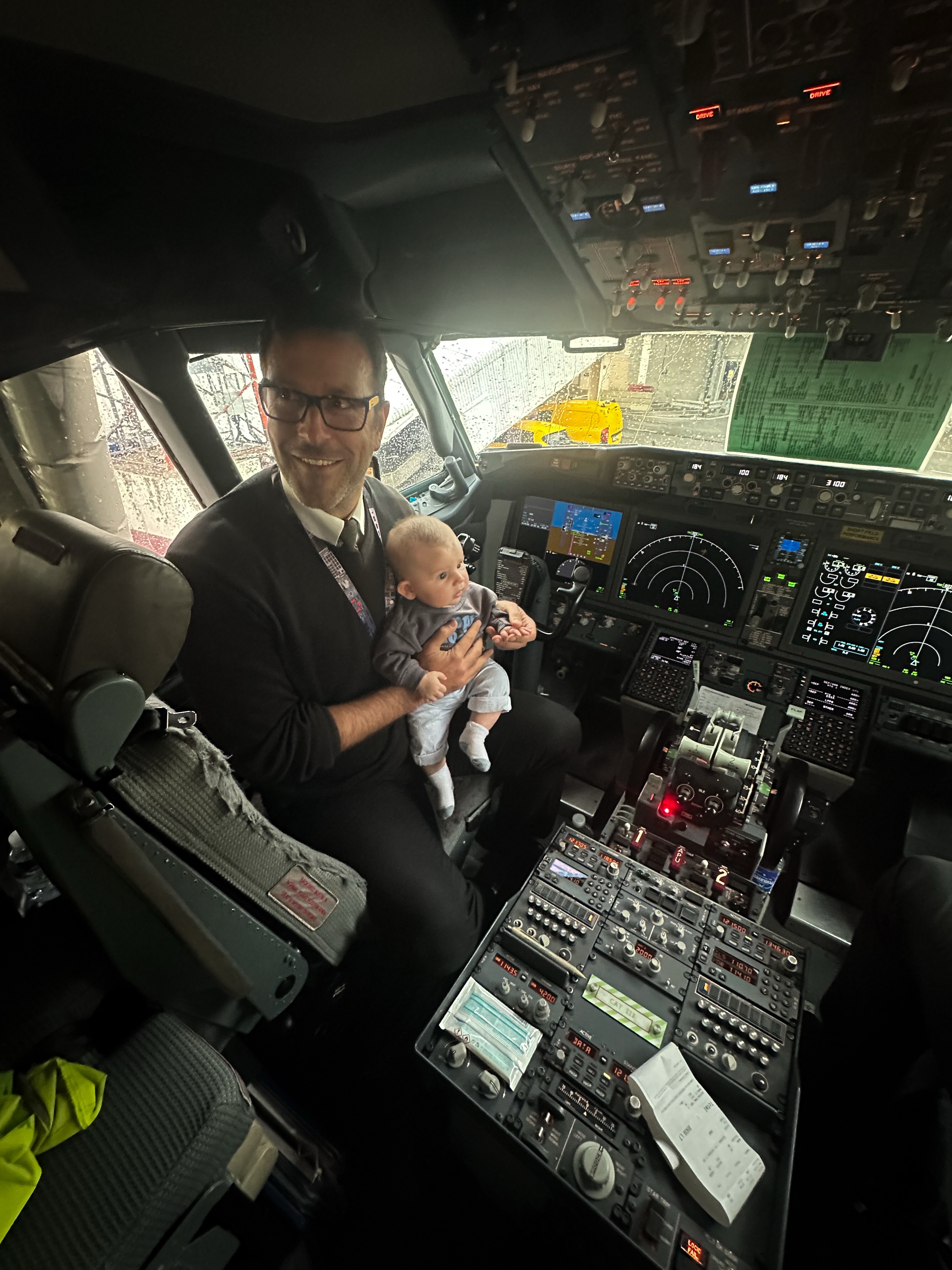 4 meses no ✈️
Bebé Girino estreou-se no mundo das viagens. E que bom que foi. Ah, e até teve direito a visitar o cockpit 🥺
O 🌍 é teu, Tomézinho!
#primeirovoo #firstflight #viajarcombebe #viajaremfamilia