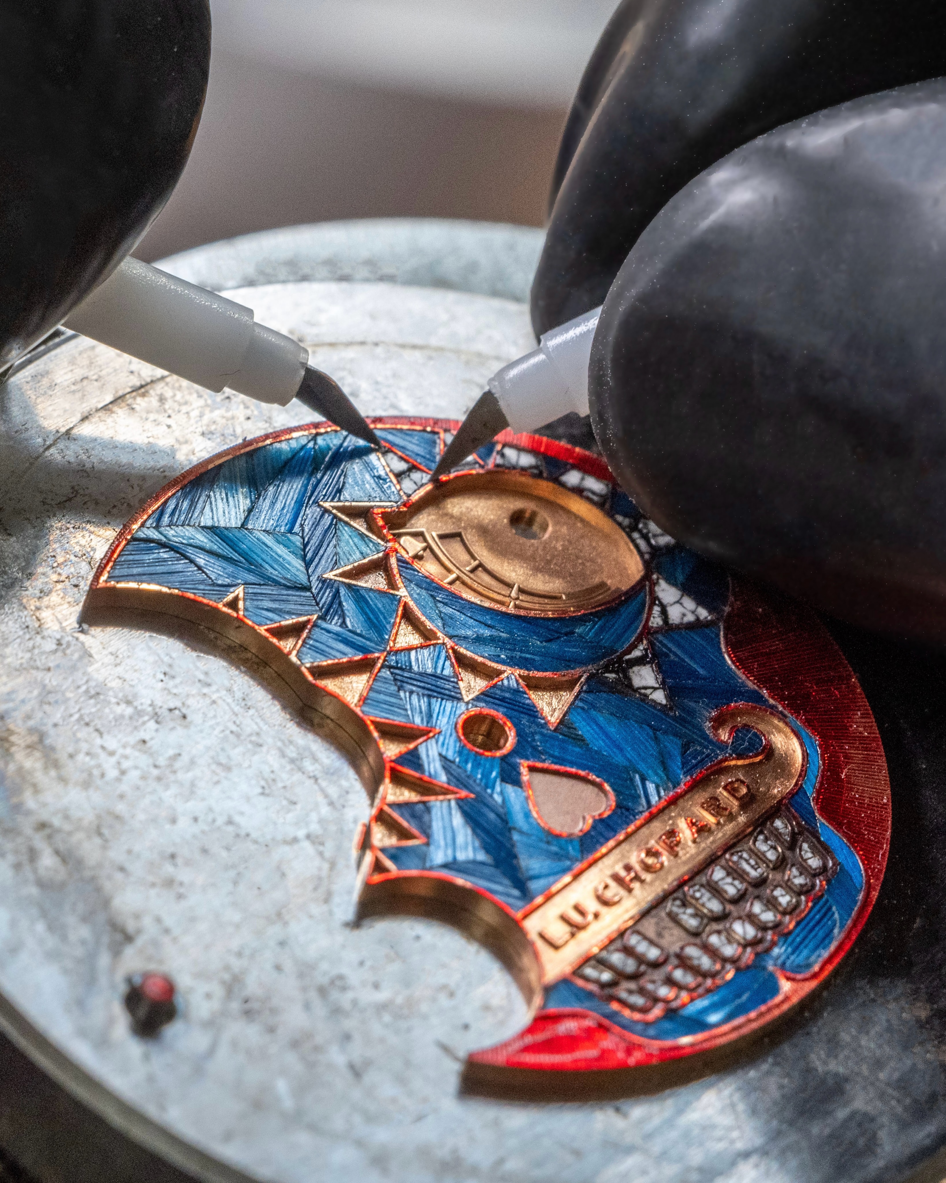 @chopard vuelve a rendir homenaje al Día de Muertos con una pieza única.
El nuevo L.U.C Full Strike “Día de los Muertos” Edition 13 combina una caja de oro rosa ético de 42.5 mm con una carátula m de calavera elaborada mediante marquetería de paja azul y cáscara de huevo, que requirió 160 horas de trabajo artesanal.
En su interior, el calibre L.U.C 08.01-L incorpora una repetición de minutos con timbres de zafiro y 60 horas de reserva de marcha.
#TiempoDeRelojes #Chopard #LUChopard #DiaDeMuertos